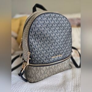 *NWT* Michael KORS Rhea Medium Logo Backpack leather Black & Gold